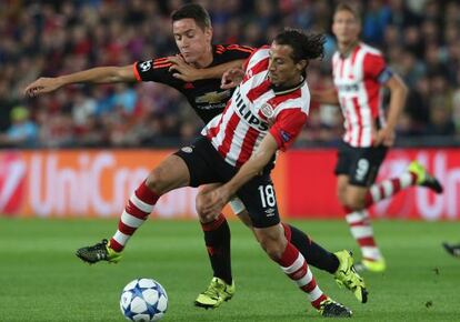 Guardado protege el bal&oacute;n ante Ander Herera.