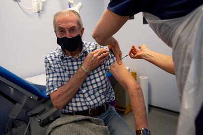 Un anciano recibe una inyección de la vacuna de Pfizer, en Inglaterra.