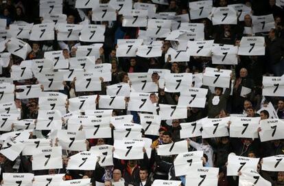 Los aficionados del Madrid, con carteles y caretas en homenaje a Cristiano. 