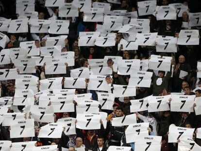 Los aficionados del Madrid, con carteles y caretas en homenaje a Cristiano. 
