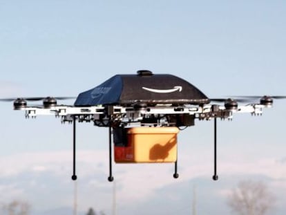 Un dron de la compañía Amazon vuela con un paquete.