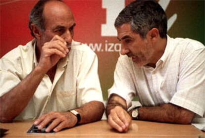 Francisco Frutos, secretario general del PCE, y Gaspar Llamazares, coordinador de IU, ayer en la reunión.