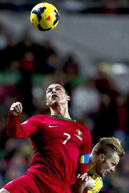 Cristiano Ronaldo salta para intentar cabecear un balón.