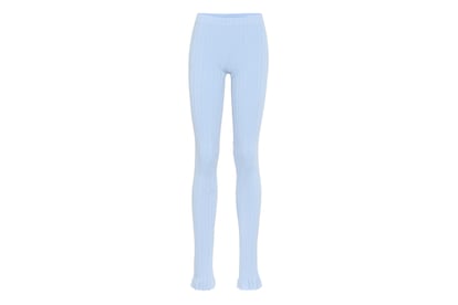 Las más estilosas pueden hacerse con una opción como esta de Acne Studios. En azul pastel y con el bajo adornado por un pequeño volante, son la versión perfecta para desvincular leggings y deporte.