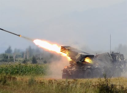 Una batera lanzacohetes de Georgia bombardea posiciones de los separatistas en Tsjinvali, la capital de Osetia del Sur.