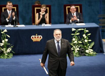 El cineasta Francis Ford Coppola tras recibir de manos del rey Felipe VI el Premio Princesa de Asturias de Las Artes, durante la ceremonia de entrega de estos galardones.