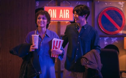 Berta Castañé y Jae Woo Yang, en un fotograma de 'Sigue mi voz'.