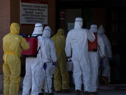 Miembros de la UME, entrando en una residencia de mayores en Leganés (Madrid), el pasado jueves.