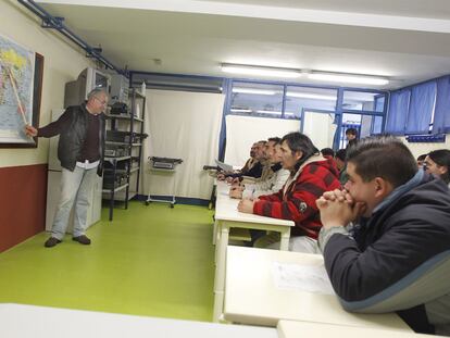 Presos del módulo de drogodependientes, en el aula de la prisión de A Lama.
