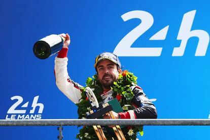 Fernando Alonso celebra su victoria en el circuito de La Sarthe (Francia).