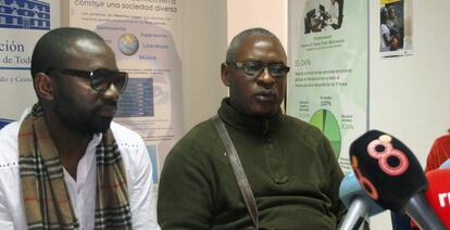 Aimé Kabamba, padre de Samuel y esposo de Veronique, (a la derecha) en Cádiz.