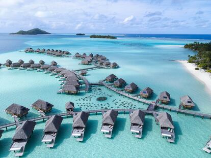 Bungalós del hotel Bora Bora By Pearl Resort, en la isla de Bora Bora (Polinesia Francesa).