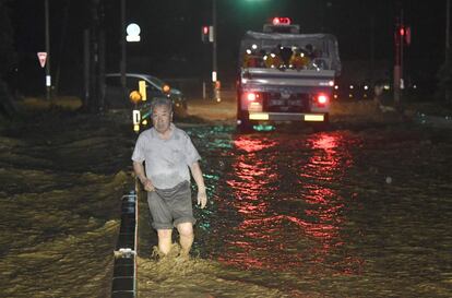 Un hombre camina por una calle inundada en Asakura, el 5 de julio de 2017.