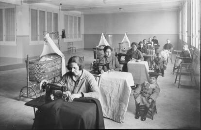 Brangulí documentó el trabajo de los obreros en las fábricas catalanas. En la imagen, mujeres trabajando con máquinas de coser empeñadas en el Monte de Piedad de la Madre de Dios de la Esperanza, en Barcelona (1926).