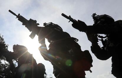 Miembros de las fuerzas surcoreanas participan en una maniobra militar en Seúl (Corea del Sur).