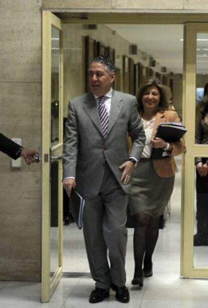 Los secretarios de Estado, de Empleo, Engracia Hidalgo (d), y de Seguridad Social, Tomás Burgos (i), a su llegada a la rueda de prensa en la que han analizado los datos del paro.