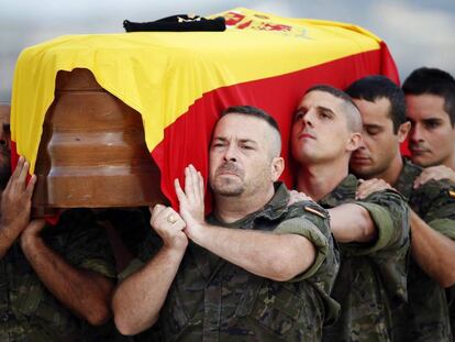 F&eacute;retro con los restos mortales del soldado espa&ntilde;ol fallecido en Irak.