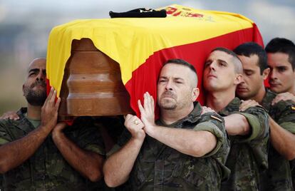 Féretro con los restos mortales del soldado español fallecido en Irak.