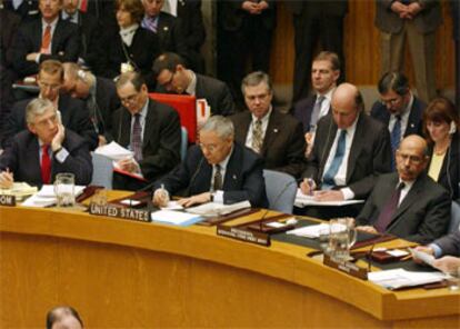 Jack Straw y Colin Powell, en la ONU, durante la presentación del último informe de Hans Blix antes de la guerra.