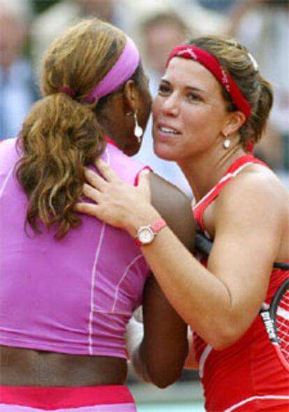 Capriati saluda a Serena tras eliminarla del torneo parisino.