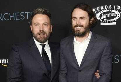 Los hermanos Ben y Casey (a la derecha) Affleck, en el estreno de 'Manchester frente al mar', en noviembre de 2016 en Beverly Hills.