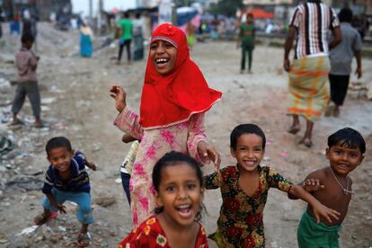 Varios niños juegan en Daca (Bangladés).