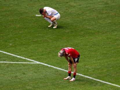 Dos jugadores de Georgia y la República Checa se lamentan al final del encuentro.