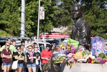Homenaje frente al busto de Armstrong en la Universidad de Purdue (Indiana)
