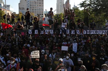 Milhares de pessoas protestam contra o racismo e a violência policial em São Paulo, no dia 7 de junho de 2020.