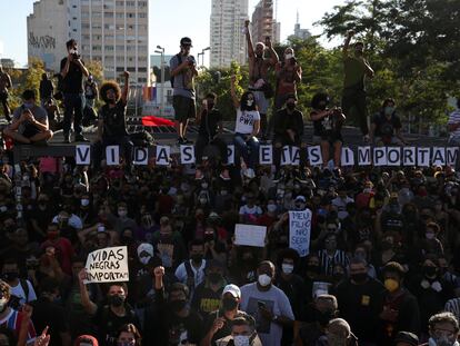 Milhares de pessoas protestam contra o racismo e a violência policial em São Paulo, no dia 7 de junho de 2020.