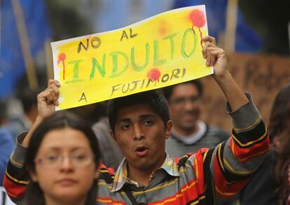 A protestor in Lima last Thursday holds up a placard against pardoning Alberto Fujimori.