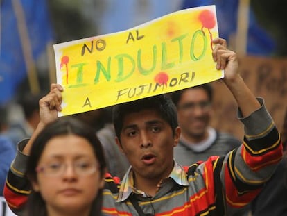 A protestor in Lima last Thursday holds up a placard against pardoning Alberto Fujimori.