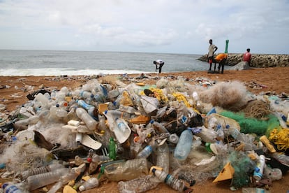 Plásticos en las cosatas de Abidjan, en Costa de Marfil.