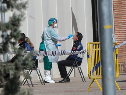 Una sanitaria realiza a un municipal uno de los test rápidos de coronavirus que ha adquirido el Ayuntamiento.