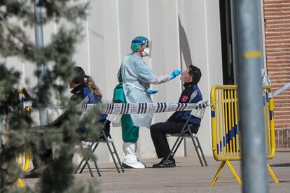 Una sanitaria realiza a un municipal uno de los test rápidos de coronavirus que ha adquirido el Ayuntamiento.