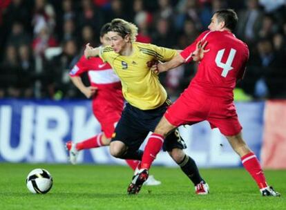 Emre intenta detener a Torres durante el partido que España ganó el miércoles en Turquía (1-2).