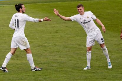 El centrocampista galés del Real Madrid Gareth Bale (i) es felicitado por su compañero, el centrocampista alemán Toni Kroos (d), tras marcar el tercer gol.