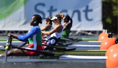 Miroslava Topinkova Knapkova (C) es prepara abans de començar la sortida de rem individual femení a l'estadi Lagoa.