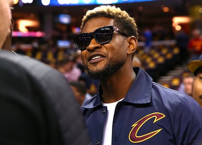 Muchos se preguntaron por qué el cantante Usher, originario de Dallas (Texas), estaba tan feliz cuando los Cleveland Cavaliers de Ohio ganaron el campeonato de la NBA en 2016. Pero tenía una explicación: él es dueño minoritario del equipo deportivo desde 2005, cuando, según calculó la revista financiera 'Forbes', invirtió en el equipo más de nueve millones de dólares, lo que hoy en día serían 14 millones de dólares (12,8 millones de euros).