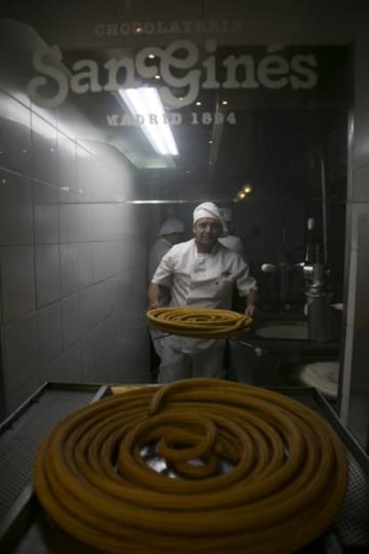 Churreros en la chocolatería San Ginés.