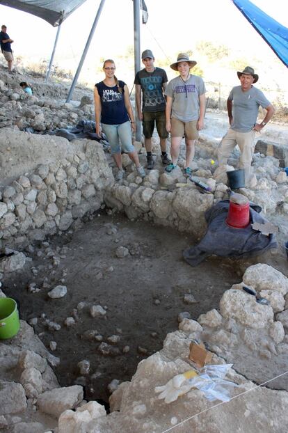 Un grupo de voluntarios posa durante un descanso en plena excavación de Gat.