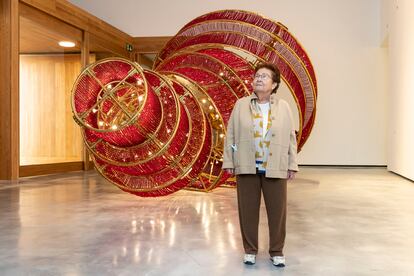 Helga de Alvear, en 2021, ante 'Luz descendente', obra de Ai Weiwei expuesta en su museo en Cceres.