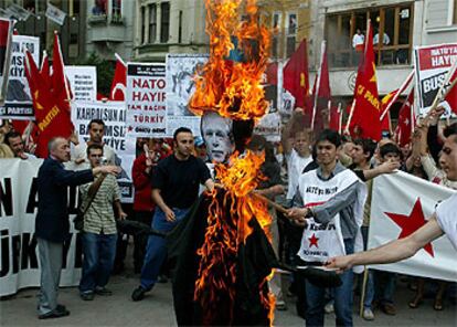 En la imagen, las protestas en Estambul se centran en Bush, en las horas previas a la cumbre de la OTAN.