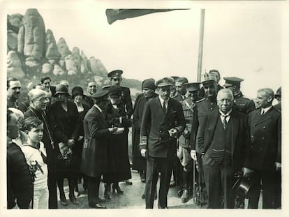 Dami&agrave; Mateu, a la derecha con el sombrero en la mano, con su amigo el rey Alfonso XIII en Montserrat. 