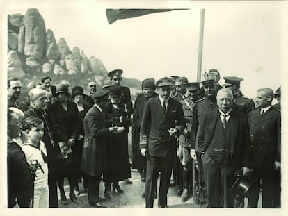 Damià Mateu, a la derecha con el sombrero en la mano, con su amigo el rey Alfonso XIII en Montserrat.