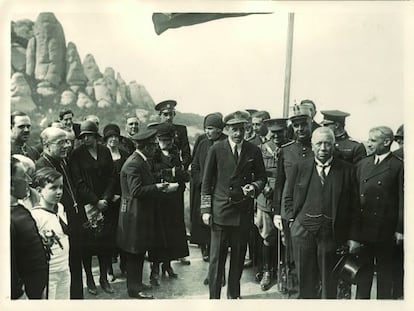 Dami&agrave; Mateu, a la derecha con el sombrero en la mano, con su amigo el rey Alfonso XIII en Montserrat. 