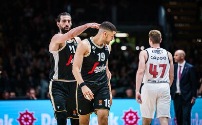 Lundberg y Shengelia celebran el triunfo del Bolonia sobre el Baskonia este viernes.