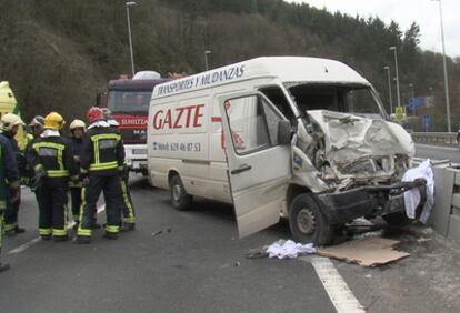 La furgoneta que atropelló a los dos operarios, ayer en la A-8 a la altura de Zaldibar.