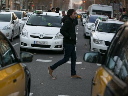 Taxis de fora de Barcelona ajuden a ocupar la Gran Via.