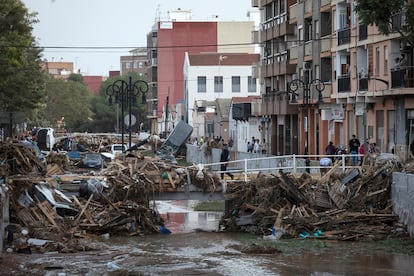 Escombros y coches en el barranco que cruza la localidad de Aldaia, el 10 de octubre.